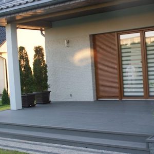 Hochwertiger Terrassenbelag am Haus